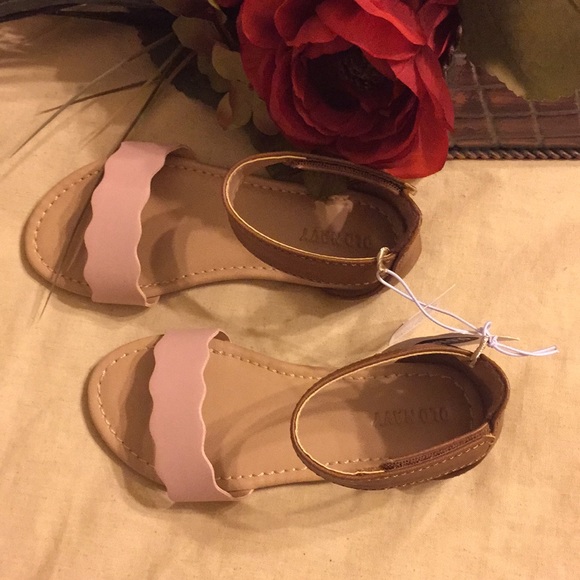 New old navy sandals - Picture 3 of 5
